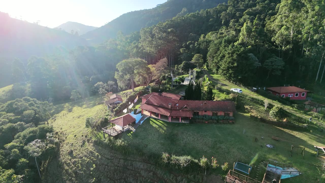 Vista aérea do conjunto da Morada do Luar: a casa principal e as construções em volta do gramado, na encosta da Serra dos Remédios.