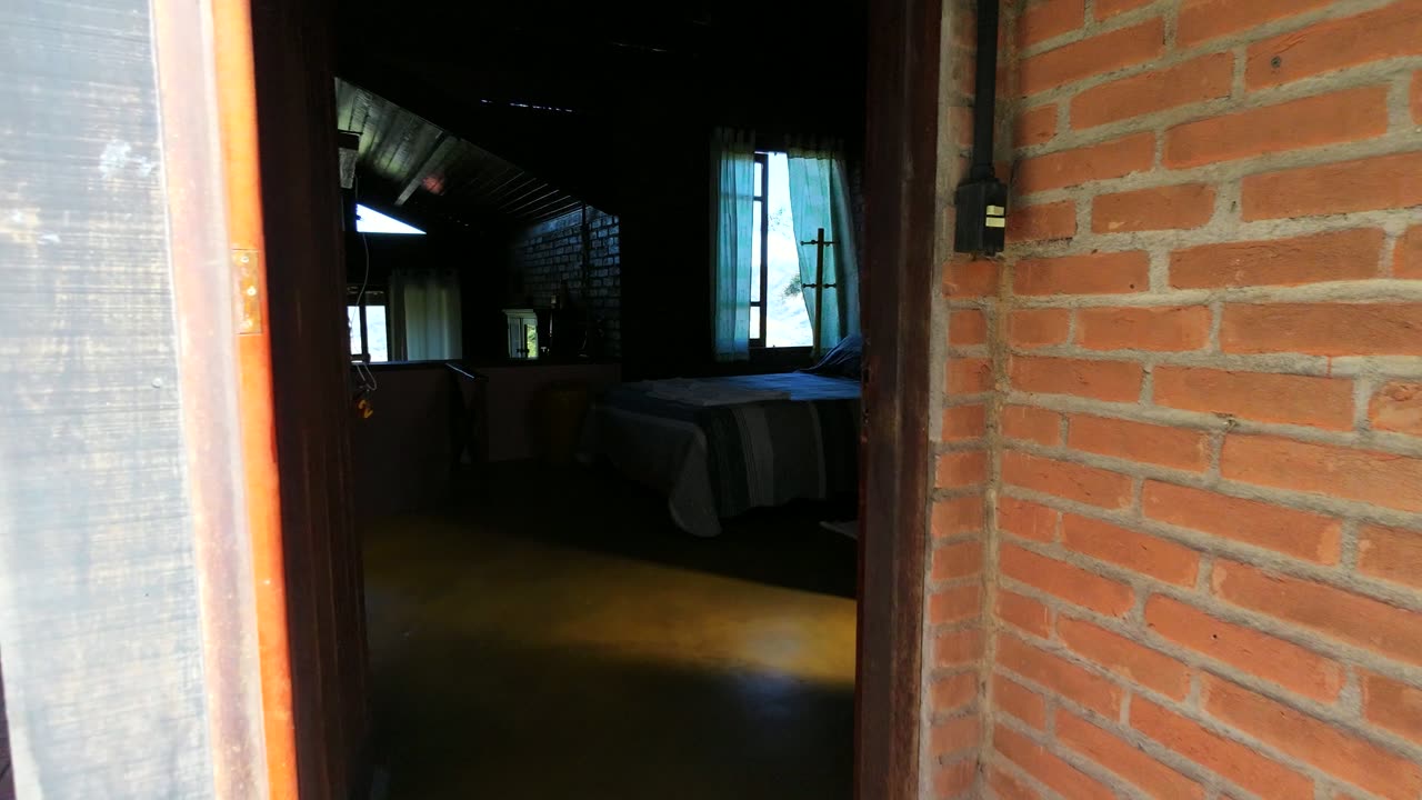 Chalé 2: cozinha com azulejo português e o deck ao fundo.