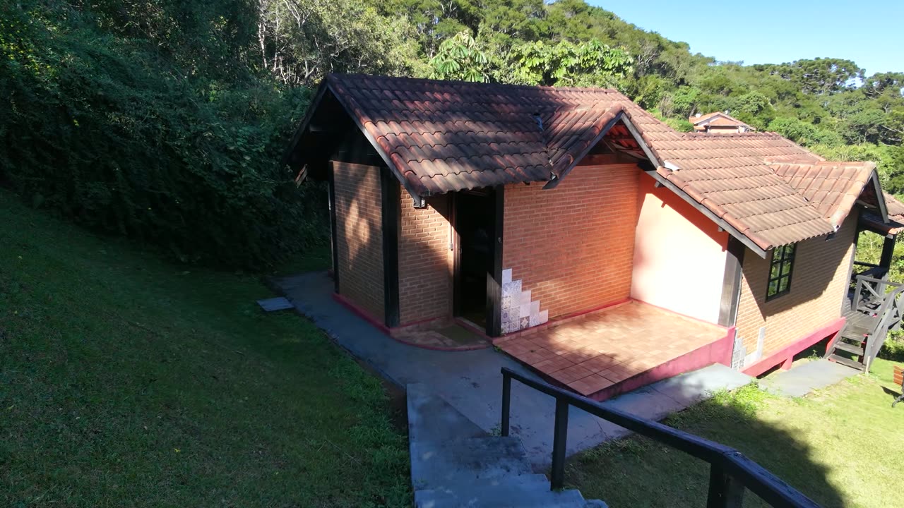 Chalé 3: sala integrada com a varanda de madeira.