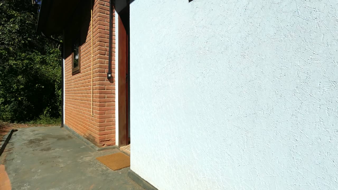 Chalés 4 e 5, lado a lado na encosta, com as varandas voltadas para o vale.