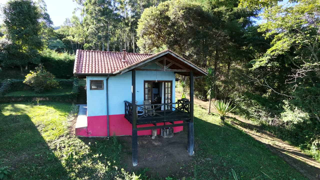 Chalé 6: ambiente único com móveis de madeira pintada de azul.